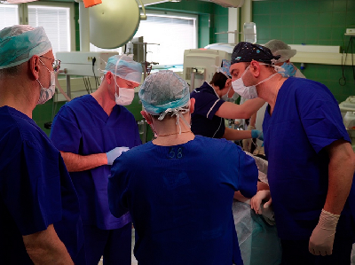 Нейрохирурги Института Склифосовского спасли мужчину с огромным клубком переплетенных артерий