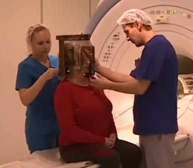 Наложение стереотаксической рамки для МРТ и проведение процедуры гамма-ножа в Склифе